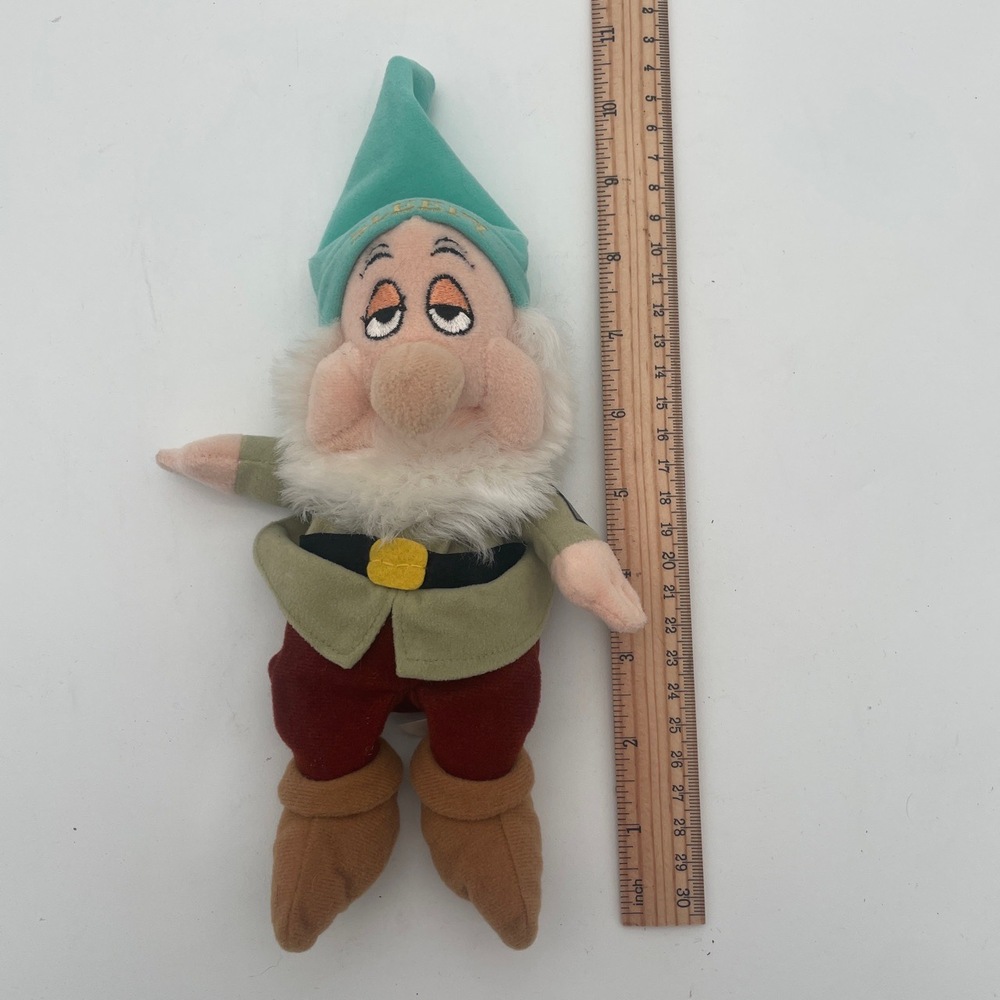 Disney Snow White Sleepy Plush With Green Hat Embroidered Face Shelf Sitting - Picture 3 of 6